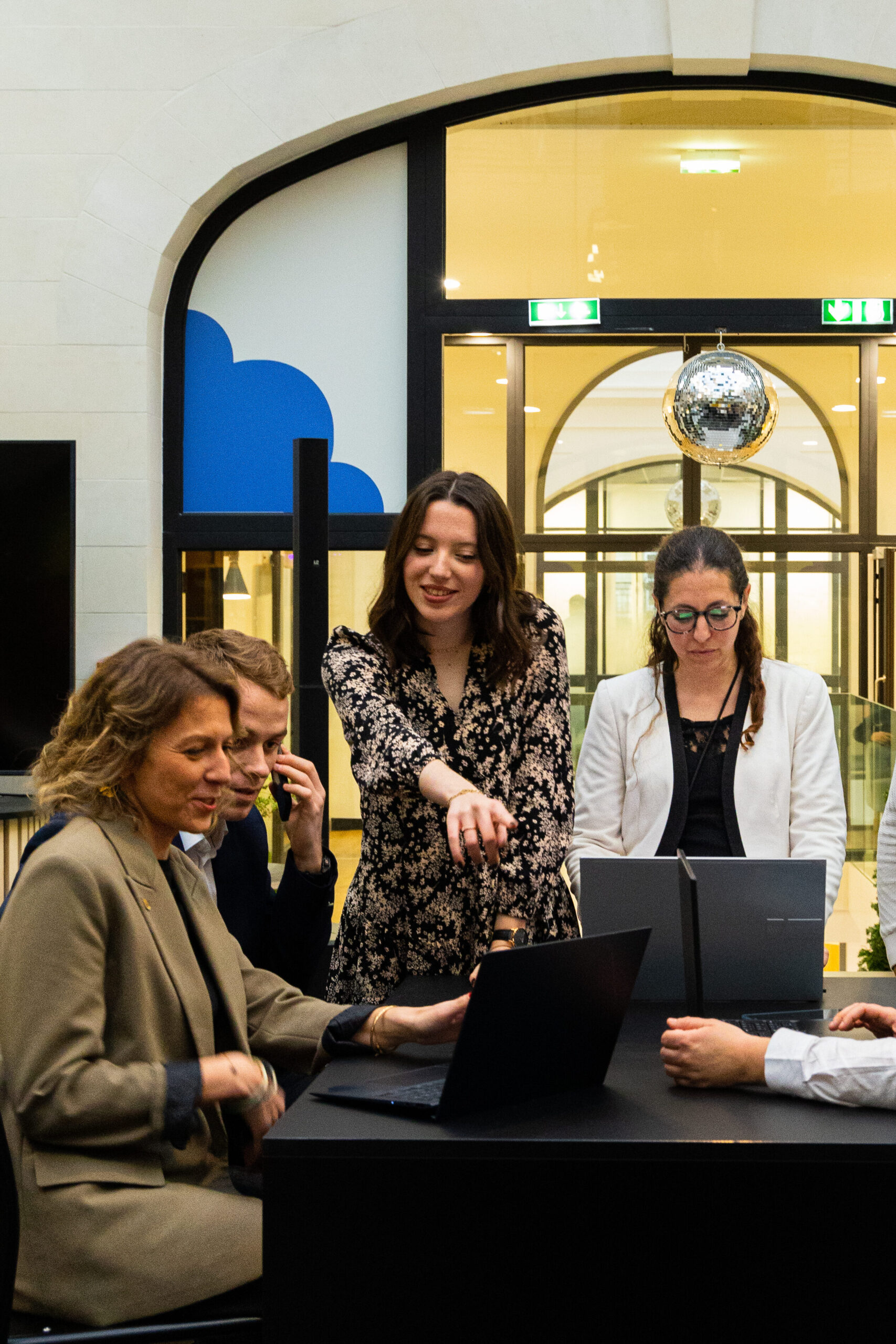 Equipe Comet One créant un reporting automatisé et des KPI financiers.