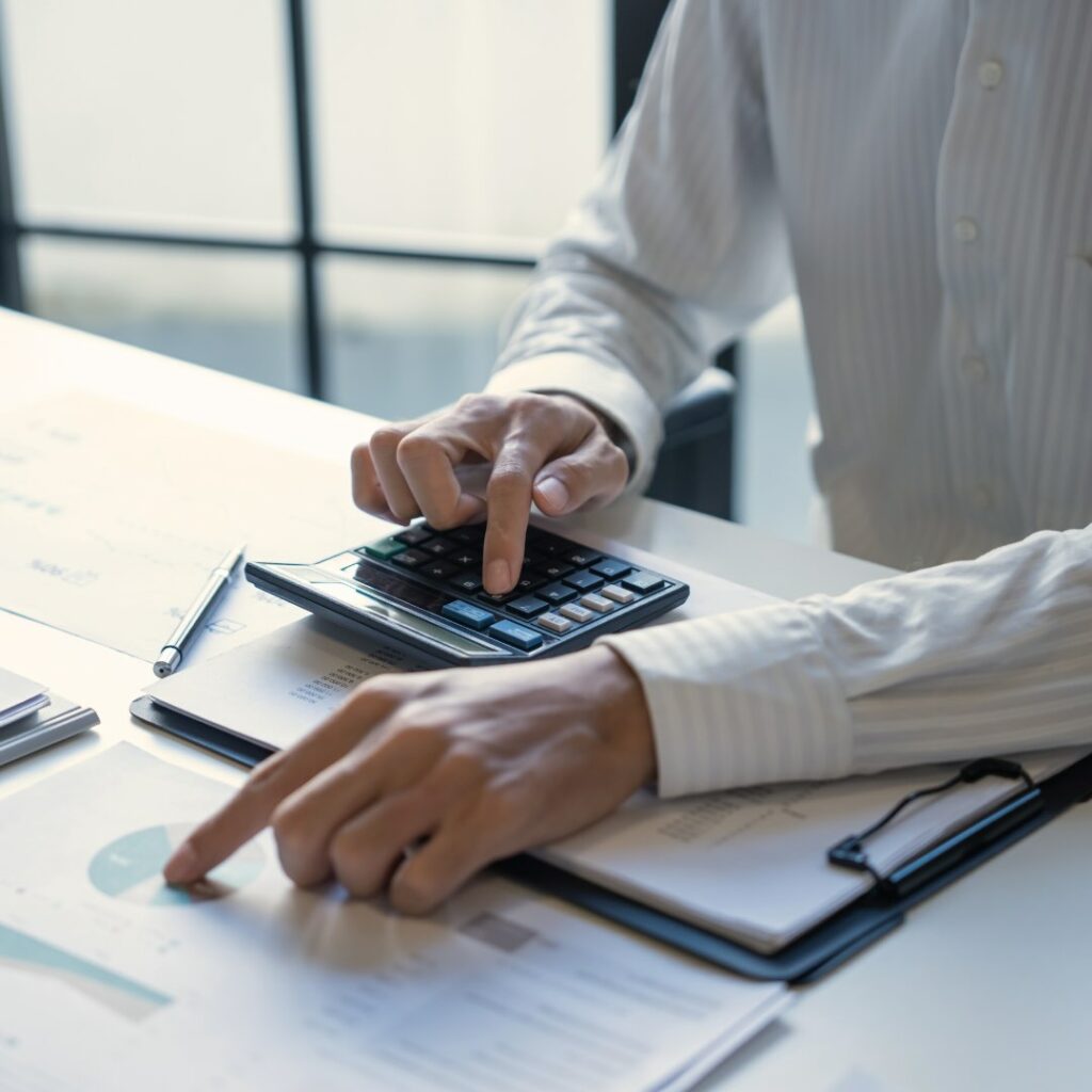 Analyse financière avec calculatrice et tableaux réalisée par un DAF externalisé