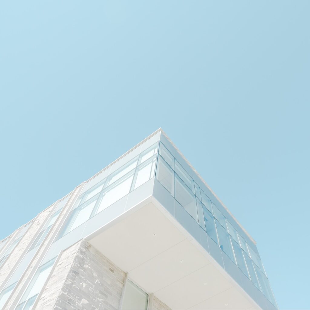 Espace architectural lumineux symbolisant la transparence et la coordination internationale