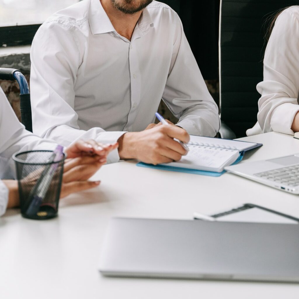 Professionnels consultant un dossier financier dans le cadre d’un accompagnement transaction services