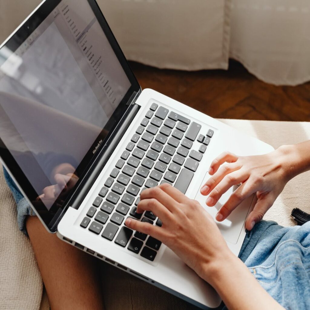 Professionnels consultant un dossier pour assurer le reporting groupe d’une filiale étrangère