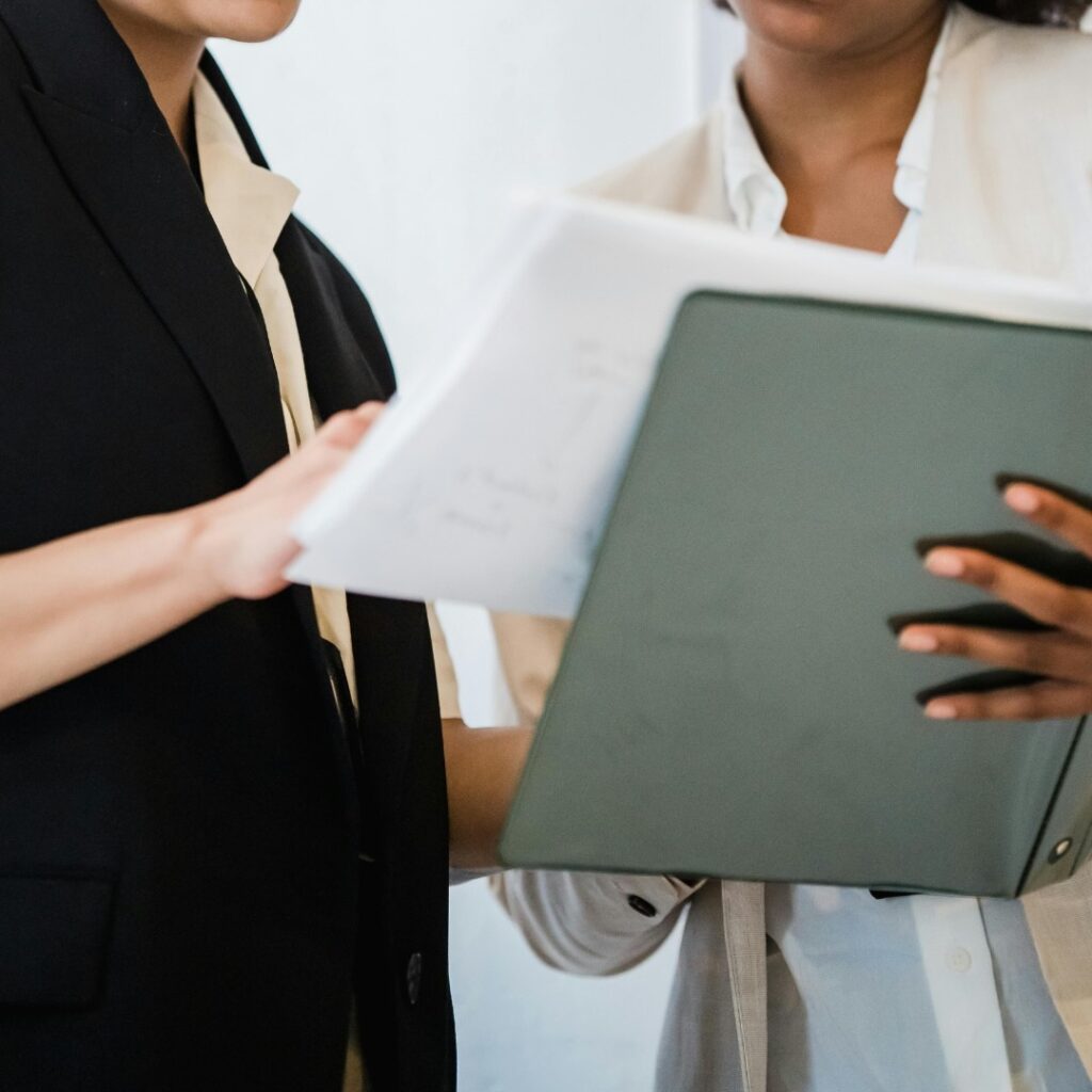 Réunion d’équipe avec prise de notes pour la direction financière externalisée